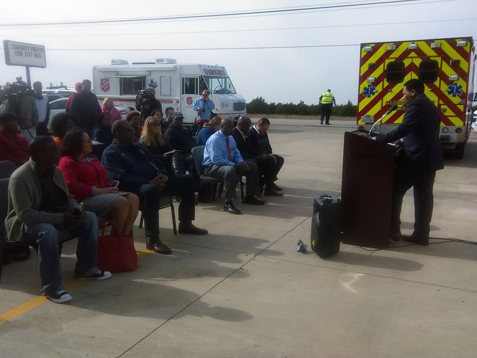 Mayor Leon Tate speaks to reporters during a press conference on December 30, 2015 during the winter tornado aftermath. 