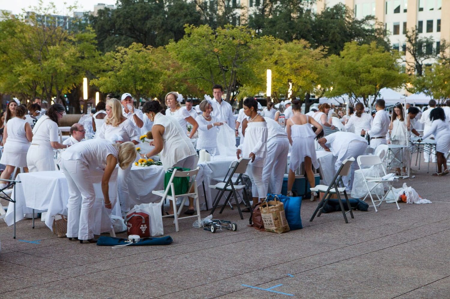 dallas-diner-en-blanc-setting-up