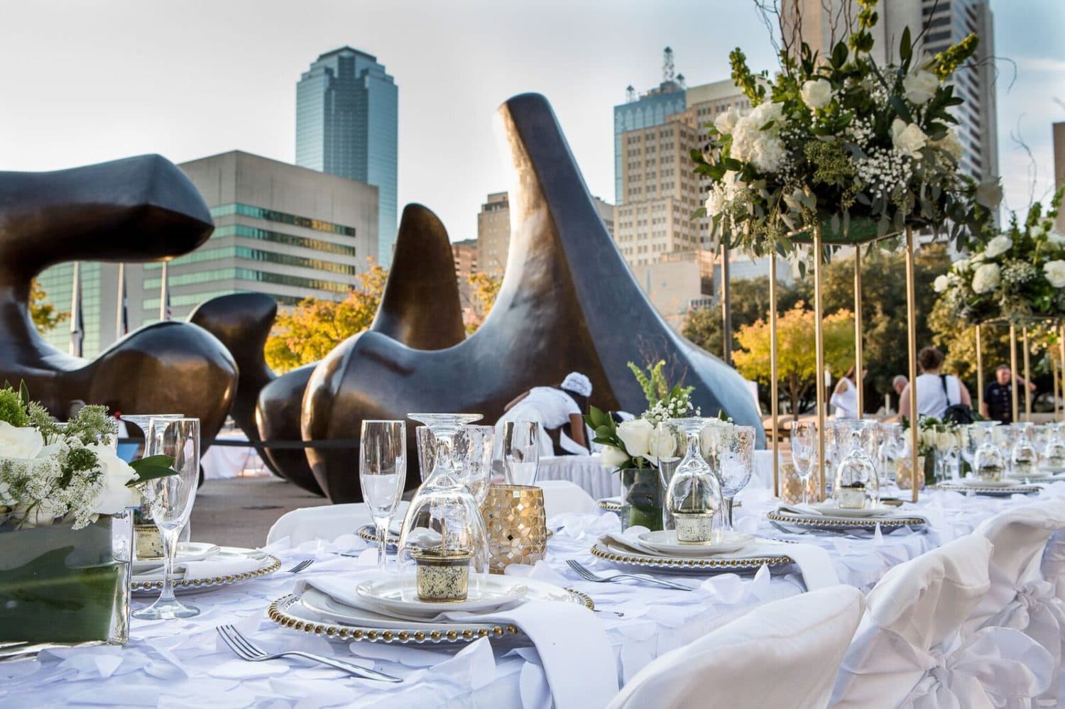 Dallas Socialites Celebrate Diner En Blanc Focus Daily News