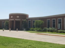 Robert E Lee Elementary school exterior