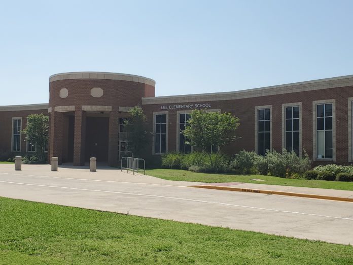 Robert E Lee Elementary school exterior