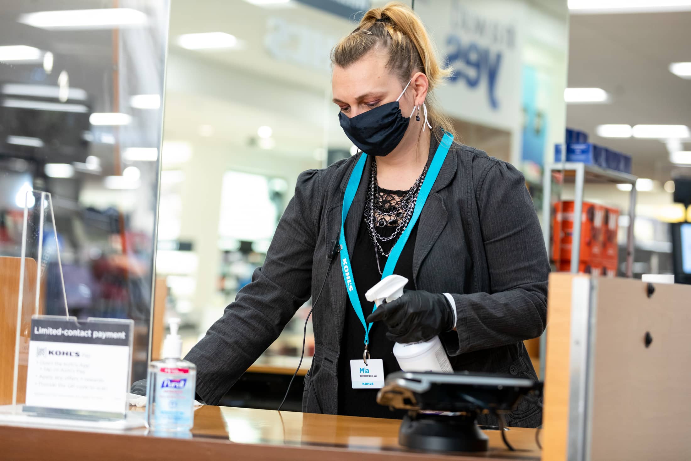 Kohl's Associate wearing PPE