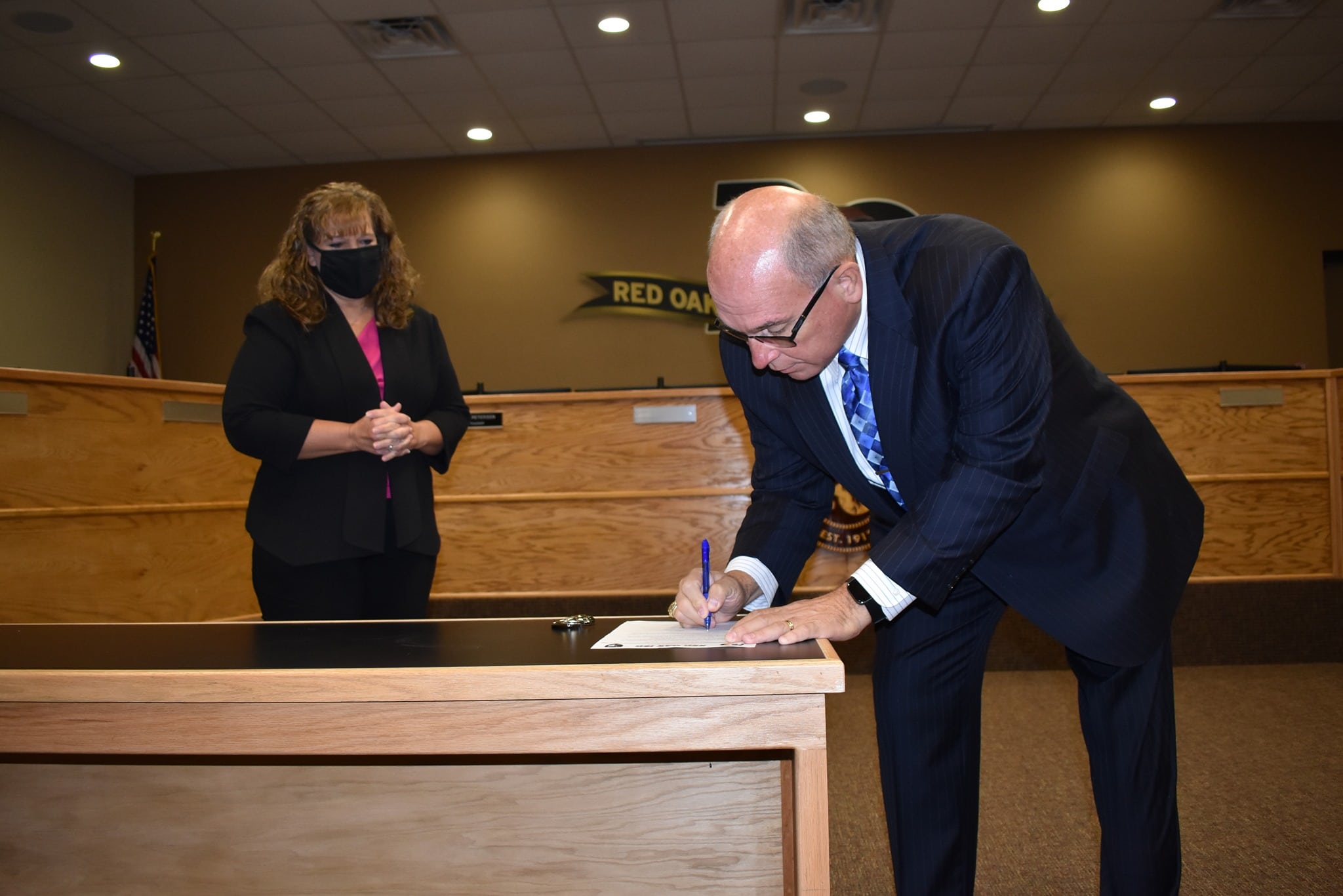 Chief Prasifka Red Oak ISD signs oath