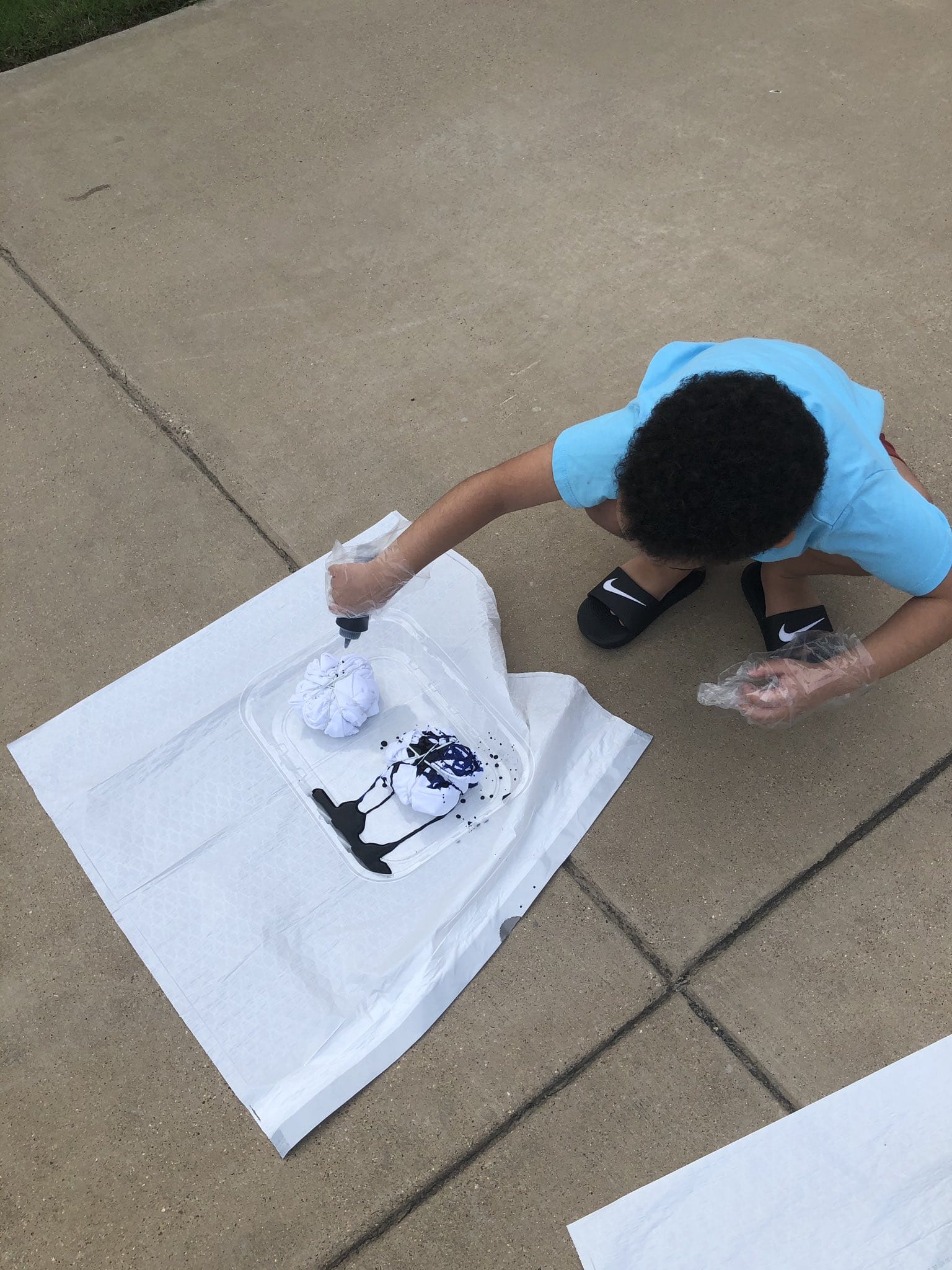 kid making tye dye tshirt