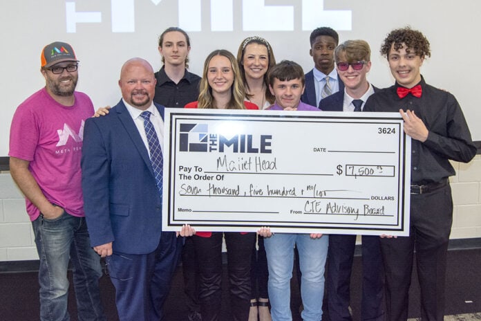 DSC_1849milepitch05202021 students with check