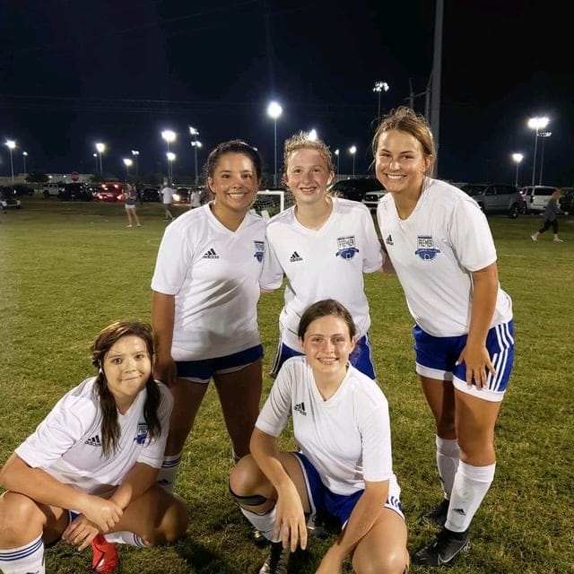 filles en uniforme de football