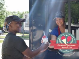 lady getting snow cone at food truck