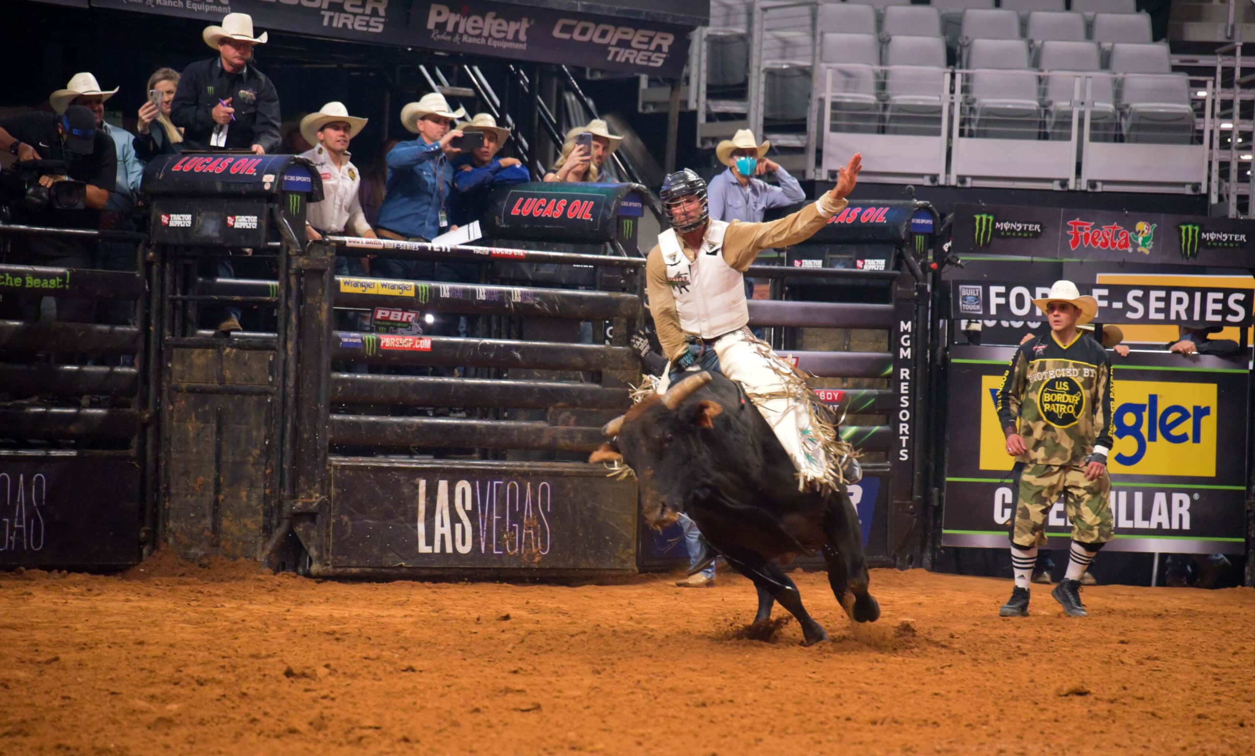 Vastbinder riding a black bull