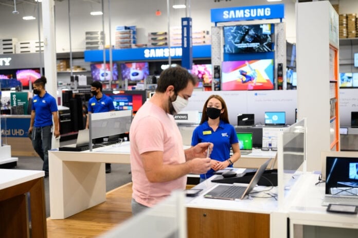 man at Best Buy counter