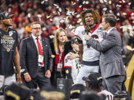 Cine talking with reporter