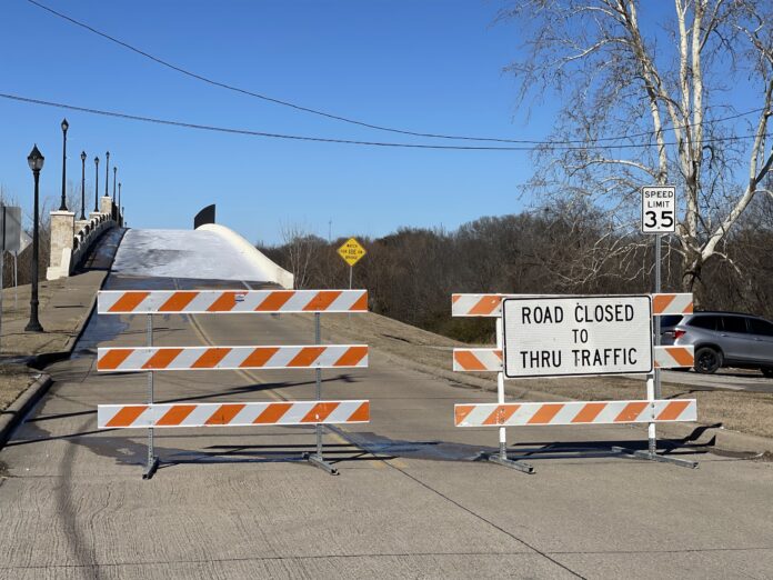 road closure sign Midlothian bridge