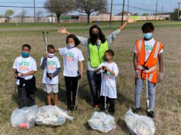 DeSoto Mayor with kids and trash bags