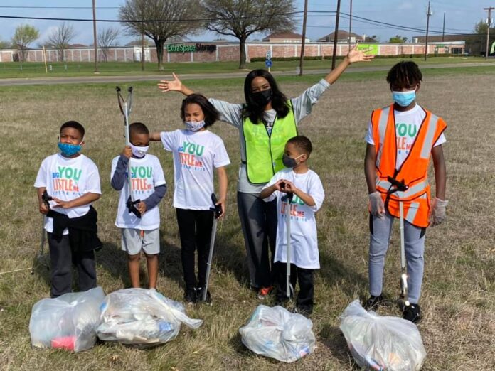 DeSoto Mayor with kids and trash bags