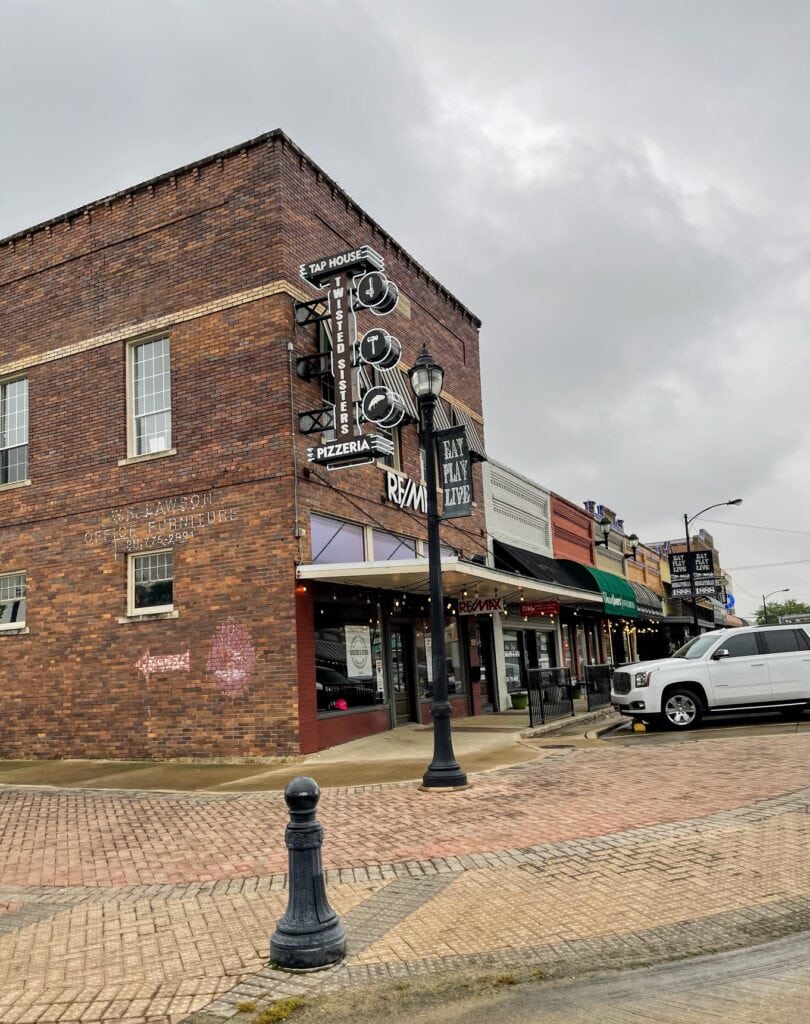 Twisted sisters pizzeria exterior