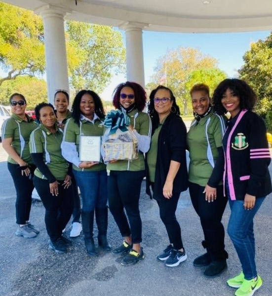 DeSoto PTA 2021 group of ladies standing outside