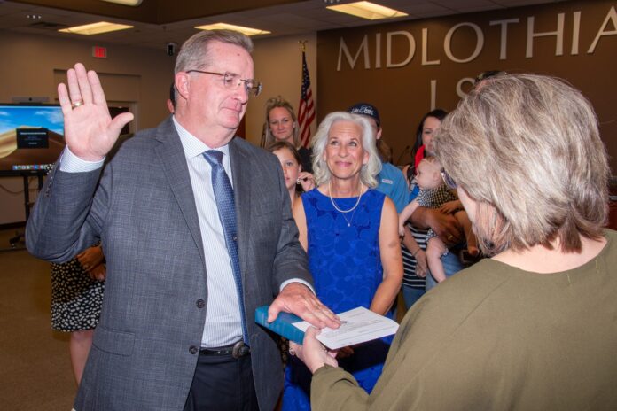 Mike Dillow taking oath