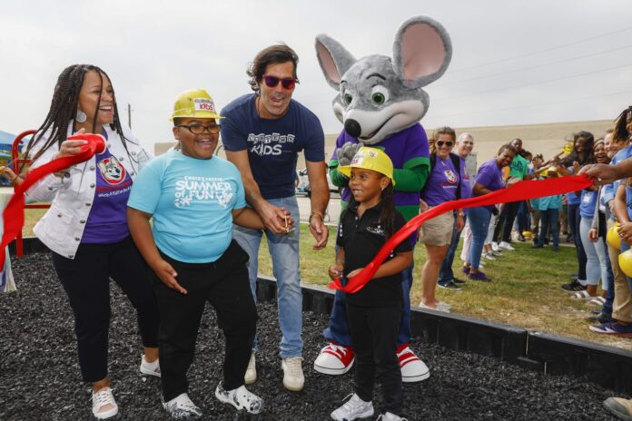 Carter's kids and Chuck E. Cheese build playground