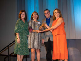 Jim Minge with ladies and award