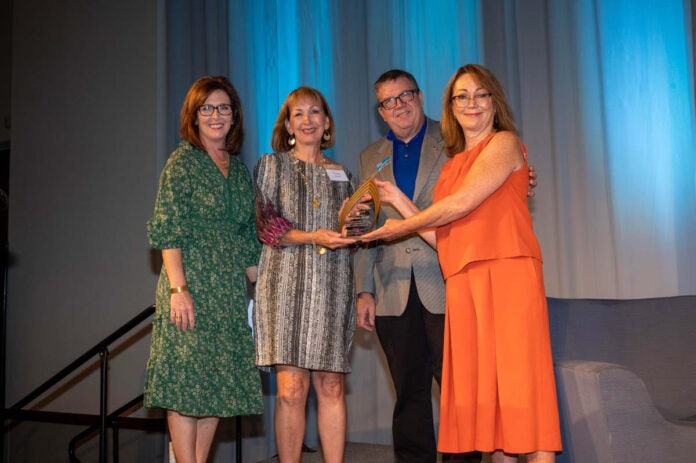 Jim Minge with ladies and award