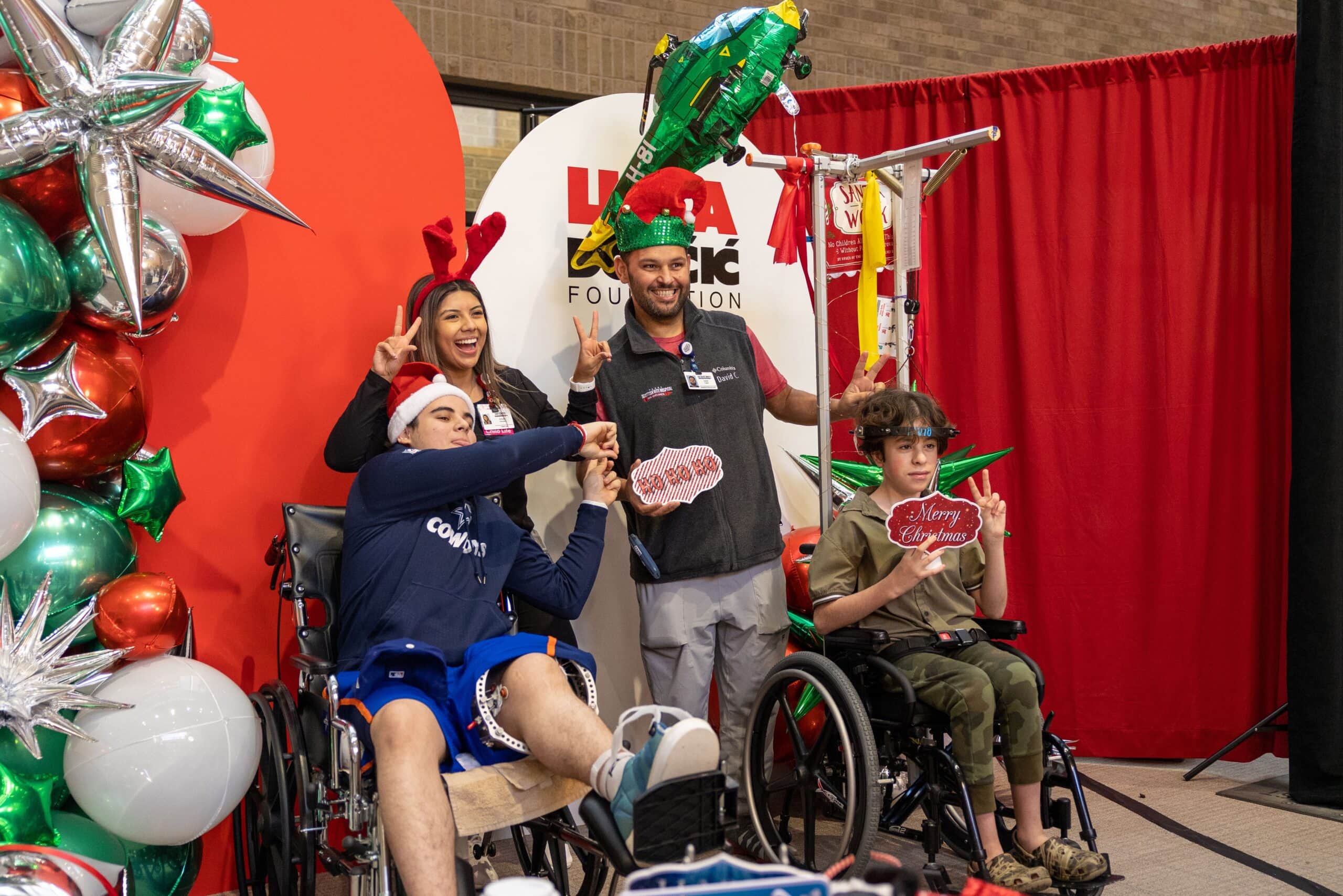 Mavs star spreads Christmas cheer