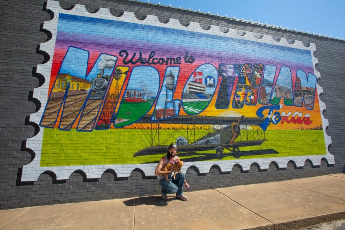 Midlothian mural with artist