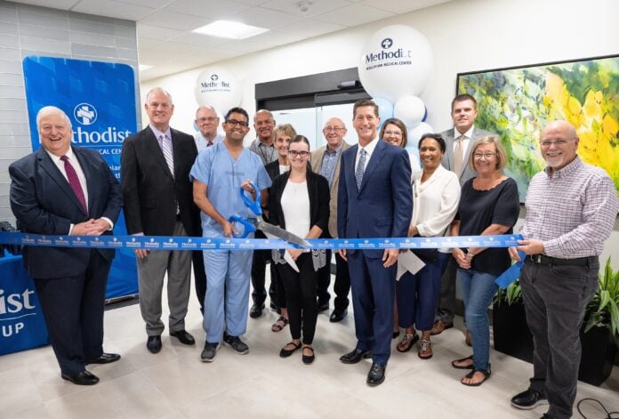 hopsital officials at ribbon cutting