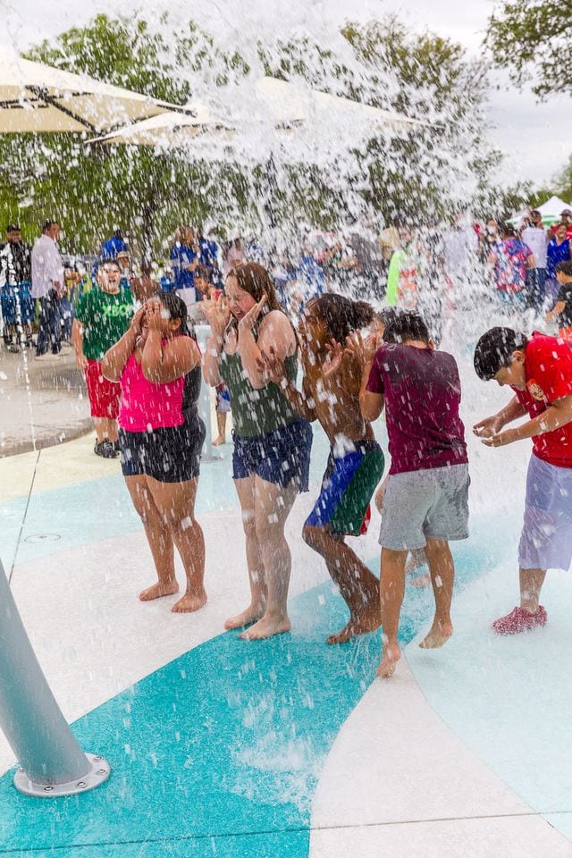 Kidsville splashpad opens