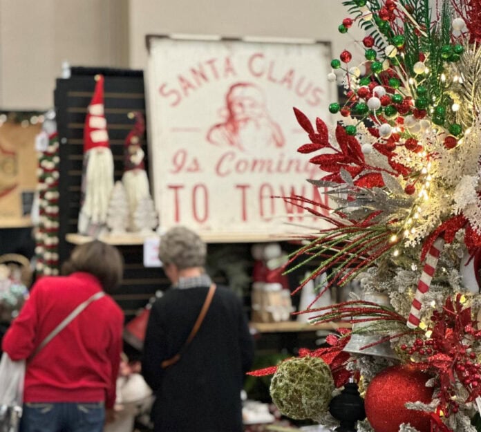 waxahachie Christmas shoppers Christmas in Waxahachie