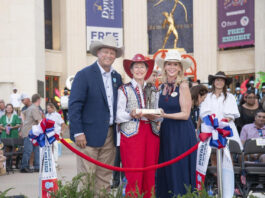 Lyda Hill receives Pride of Texas Award