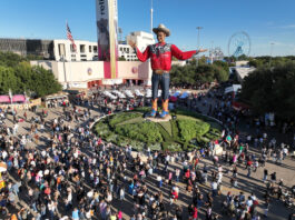 Big Tex waves goodby after Texas State Fair